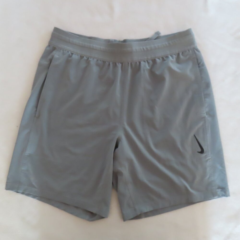 NIKE Yoga Dri Fit Shorts Size Medium Stretch Gray Inside Waist Tie